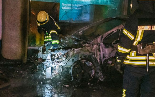 В центре Киева ночью сгорела машина, огонь перекинулся на жилой дом
