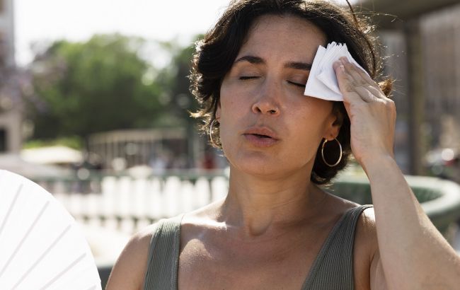 Потное лицо летом: врачи объясняют, когда стоит бить тревогу