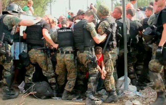 Поліція Македонії сльозогінним газом розігнала мігрантів на кордоні з Грецією