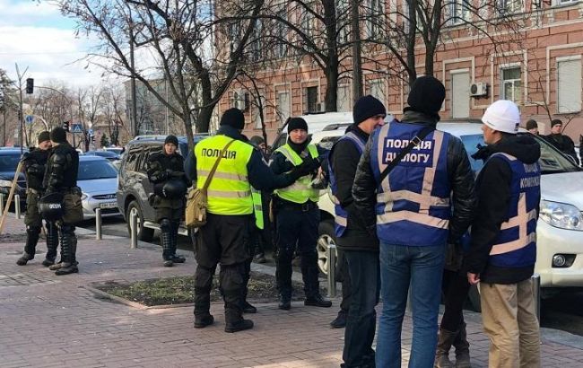 В центре Киева снова перекрыли движение и стянули силовиков