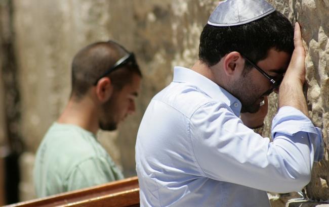 "Мир в Україні!": український блогер зворушив соцмережі запискою в Стіну плачу