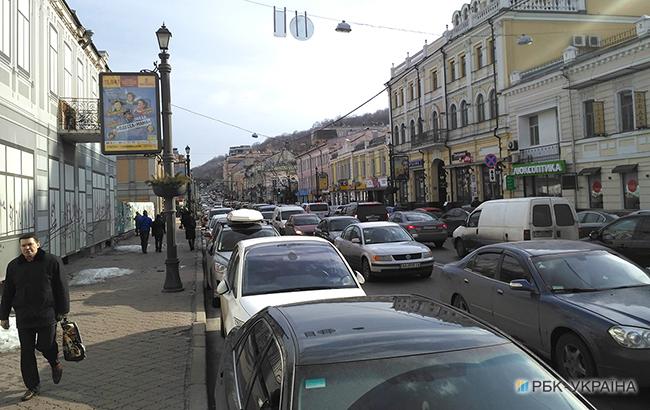Центр Києва паралізували затори, громадський транспорт курсує поза графіком