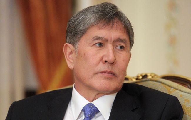 У Бішкеку обстріляли машину Атамбаєва, у екс-президента кажуть про замах