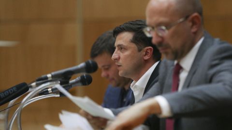 Зеленський схвалив зелені номера для електромобілів