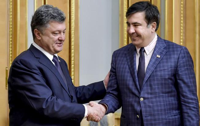 "Девушка с веслом": активистка Femen передала "важное" послание Порошенко и Саакашвили (фото)