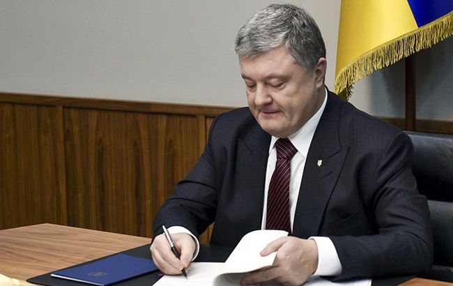 Порошенко підписав закон про вітання "Слава Україні" у Нацполіції та ЗСУ