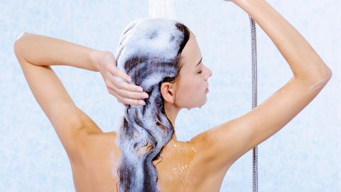 Ежедневное мытье головы вредит волосам: правда или миф