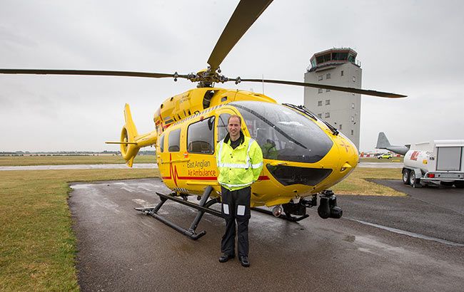 Принц Уильям начал работать пилотом вертолета скорой помощи