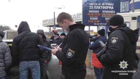 В Одесі при затриманні іноземців-нелегалів постраждало 3 поліцейських