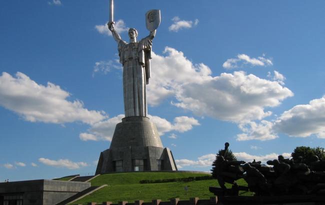 Декоммунизация по-киевски: у "Родины-мать" заберут серп и молот