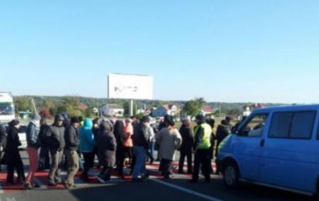 Жителі Львівської області перекрили трасу Київ-Чоп