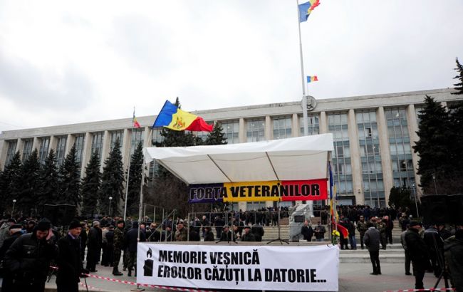 Перекриті дороги і напружена обстановка: в Молдові вимагають відставку уряду