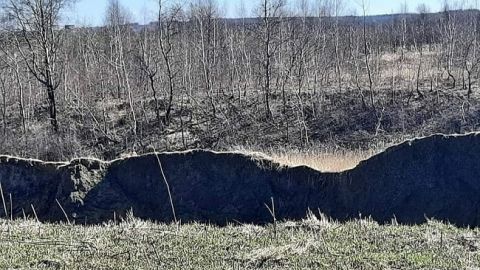 Под Львовом образовался провал глубиной 100 метров: дорога частично перекрыта