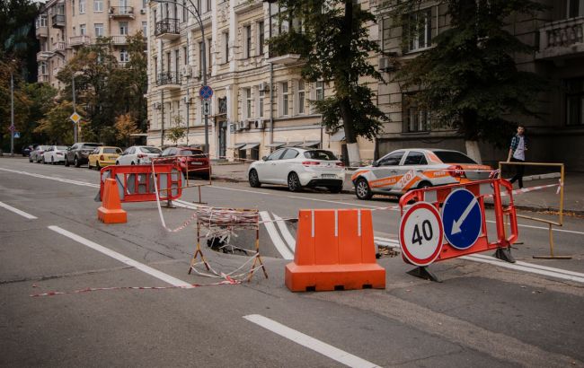 У центрі Києва провалилася дорога біля Офісу президента