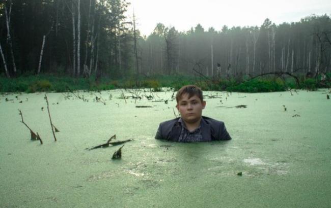 Фотосессия российского школьника в болоте стала мемом