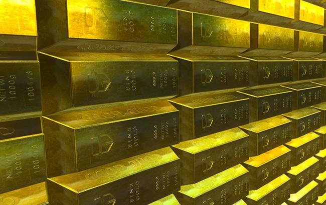 Світові ціни на золото опустилися до мінімуму за два тижні