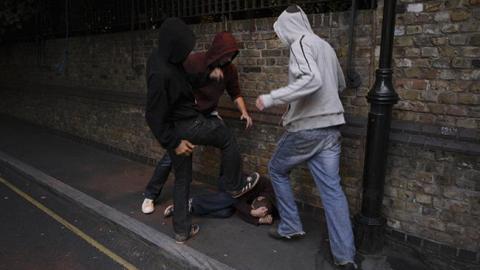 "Никто не помог": в Виннице жестоко избили отца с сыном