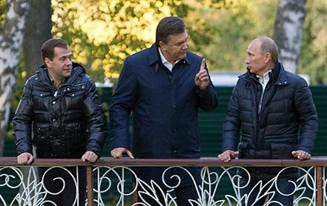 Подарки с намеком: Янукович подарил Путину и Медведеву именные пистолеты