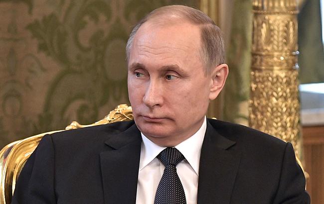 Удар в спину: сеть повеселило видео с новым конфузом Путина