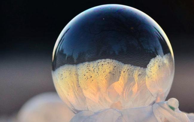 Видео замерзающего на морозе мыльного пузыря стало хитом сети