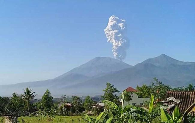 В Индонезии из-за извержения вулкана закрыли аэропорт