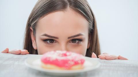 "Теперь нужно начинать сначала": диетолог рассказала, можно ли избежать срывов, сидя на диете