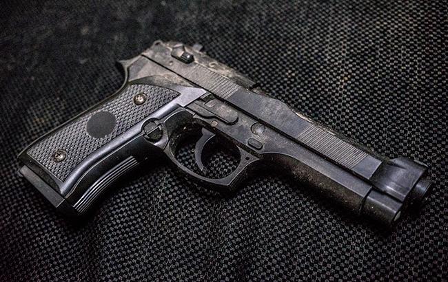 Ребенок нашел пистолет в машине и случайно выстрелил в беременную мать