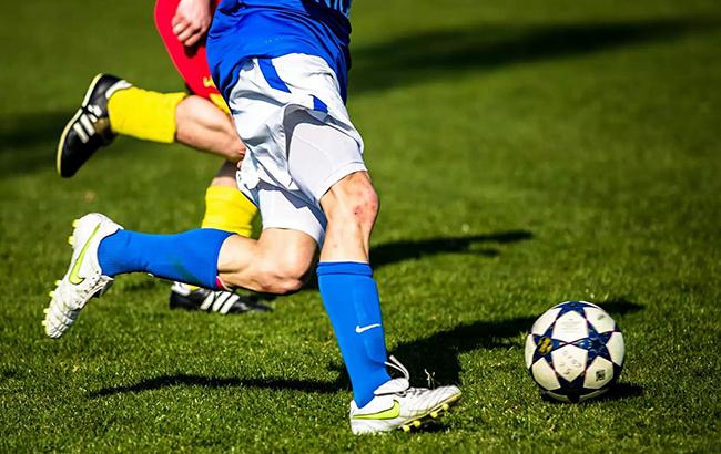 Хорошая реакция: футболист спас журналистку от удара во время интервью (видео)