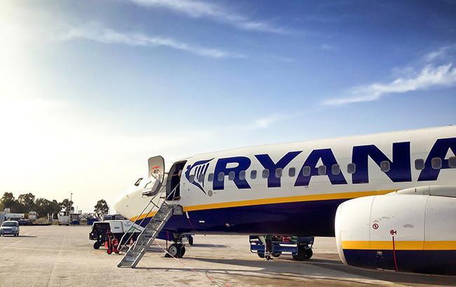 Ryanair звільнила співробітників одного екіпажу через фото в соцмережі