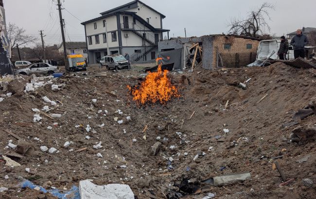 Побитые дома, опрокинутые авто и огонь из-под земли: репортаж РБК-Украина из Киевской области