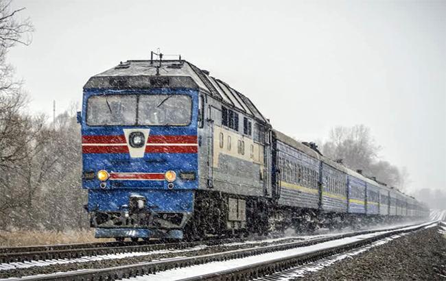 "Интервью превратилось в драку": в Сумской области начальник поезда напала на журналиста (видео)