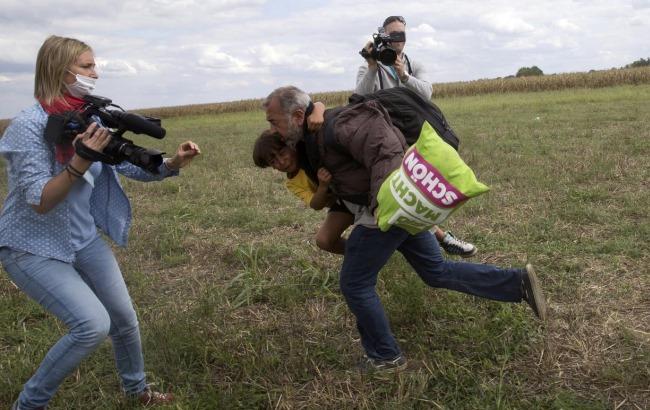 Оператора угорського телеканалу звільнили за підніжки біженцям