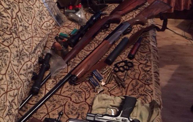 Правоохоронці викрили арсенал зброї та боєприпасів у Київській обл