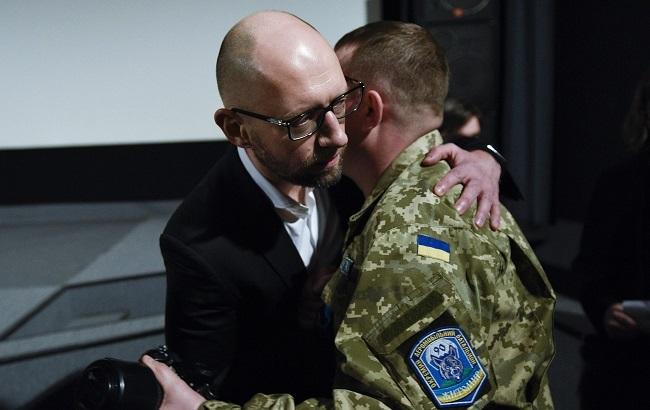 Яценюк відвідав прем’єру фільма про війну за українську демократію, знятого американським документалістом