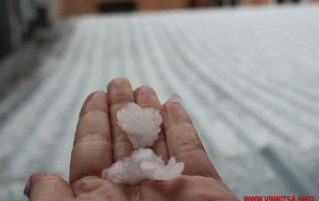 Непогода бушует: в Виннице выпал огромный град