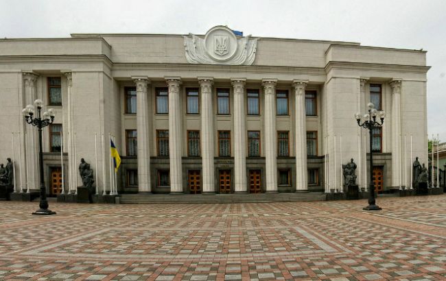 Під Радою мітингують близько 10 активістів