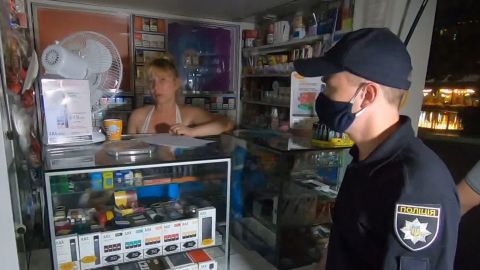 У торгівельних та розважальних закладах України виявили сотні порушень карантину