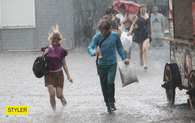 Жителів Києва та області попередили про град, грози та шквали: вже затоплені вулиці і будинки