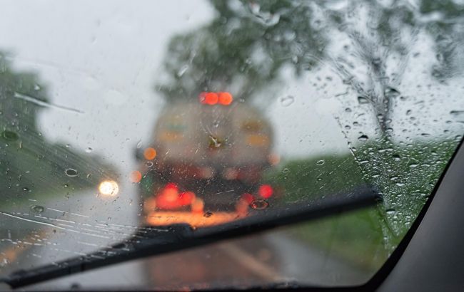 Какие неприятности могут возникнуть у водителя во время дождя и как их избежать