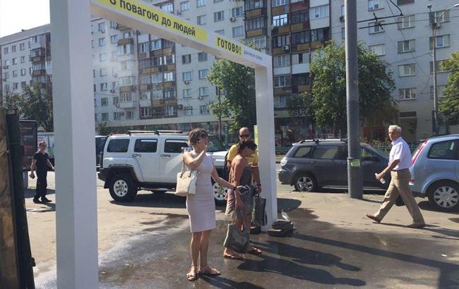 Проходящая свежесть: в Киеве установили первую рамку-"освежайку"