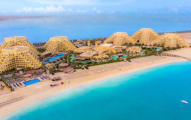 Пляжи, дюны и форты: чем удивляет новый для украинцев курорт в Персидском заливе