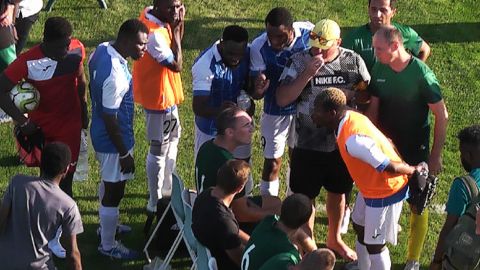 В Україні на футбольному матчі спалахнув расистський скандал із розбірками (відео)