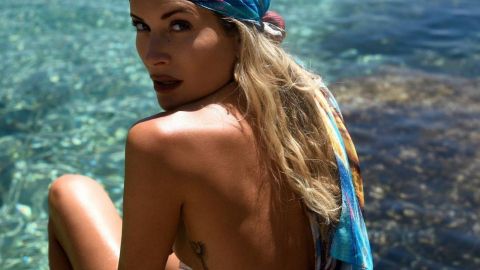 И сбоку бантик: стилист показала, как не нужно носить платок на волосах