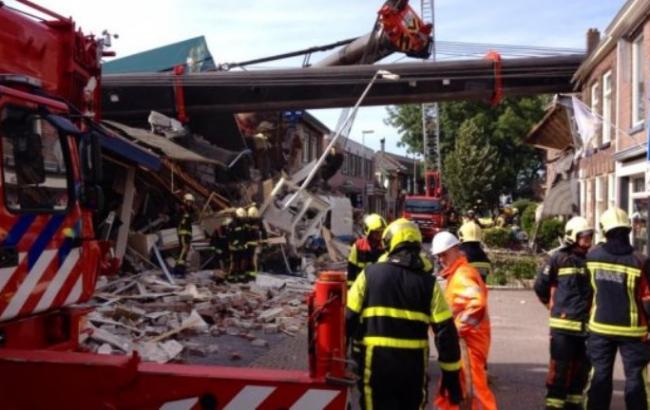 В Голландии 2 подъемных крана упали на жилые дома, более 20 людей пострадали