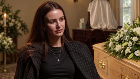 Чому не можна лягати в труну за життя: ритуальна працівниця про похоронні забобони (відео)