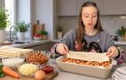 Корисна лазанья на лаваші: нутриціолог показала відеорецепт із курячим фаршем