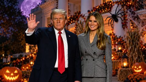 К Трампу и Мелании на Хэллоуин пришли дети в советской форме и кокошнике (видео)