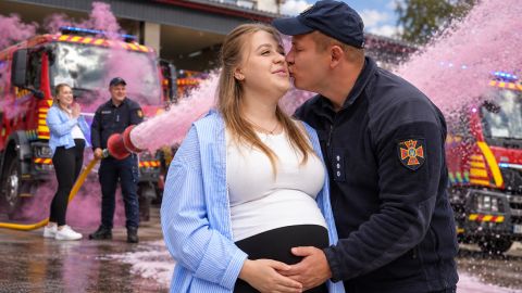 Вместо шаров - пожарная пена: спасатели Киевщины устроили гендер-пати