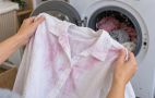 Чому після прання залишаються білі та жирні плями: пояснення і поради від Samsung та Whirlpool