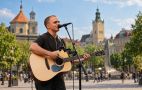 Чайові, відмова від "Червоної рути" і конфлікти: інтерв'ю з вуличним музикантом зі Львова